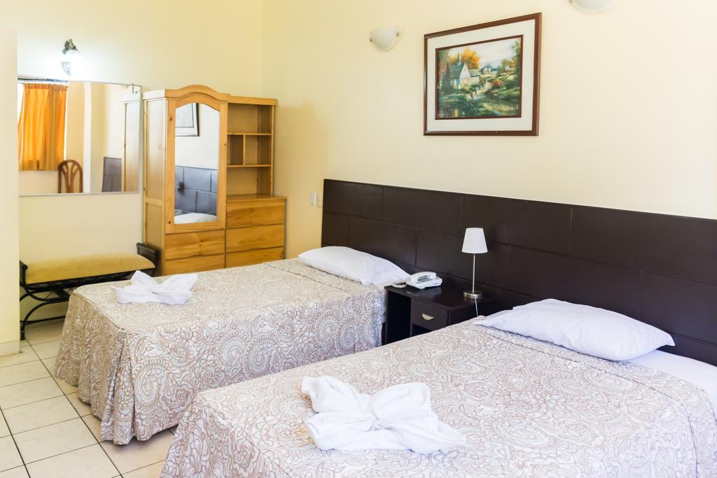 Hotel & Suites La Posada De Lobo Ікітос Екстер'єр фото